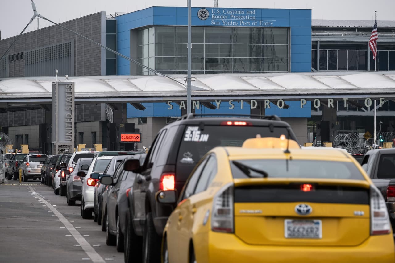 El hombre que murió al enfrentarse a tiros con agentes de un cruce fronterizo llevaba dos indocumentados en el maletero del auto