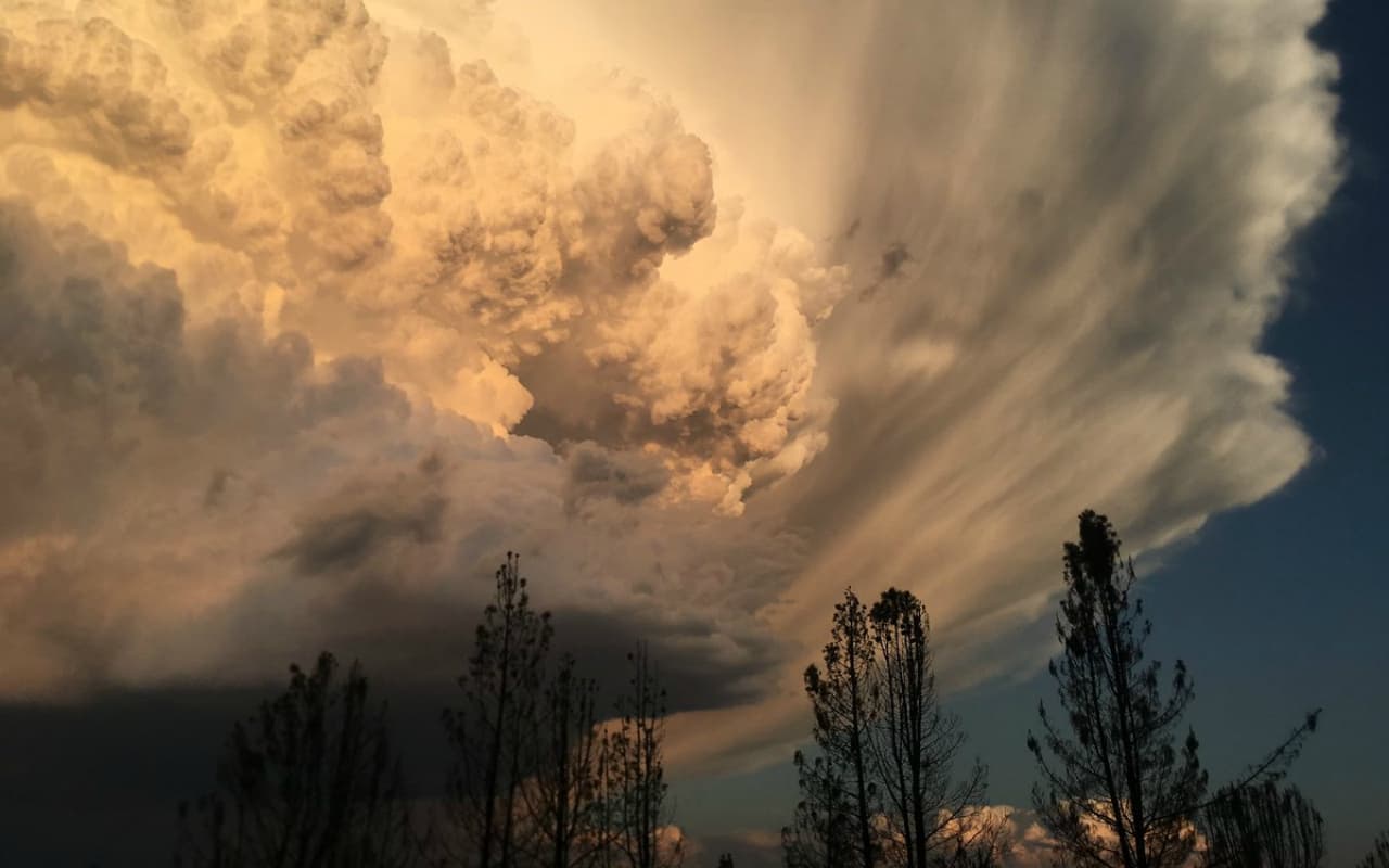Estos embudos de aire frío se asocian generalmente con cielos parciales cubiertos en débiles frente fríos, donde la inestabilidad atmosférica y la humedad es suficiente para soportar nubes cúmulus pero no precipitación.