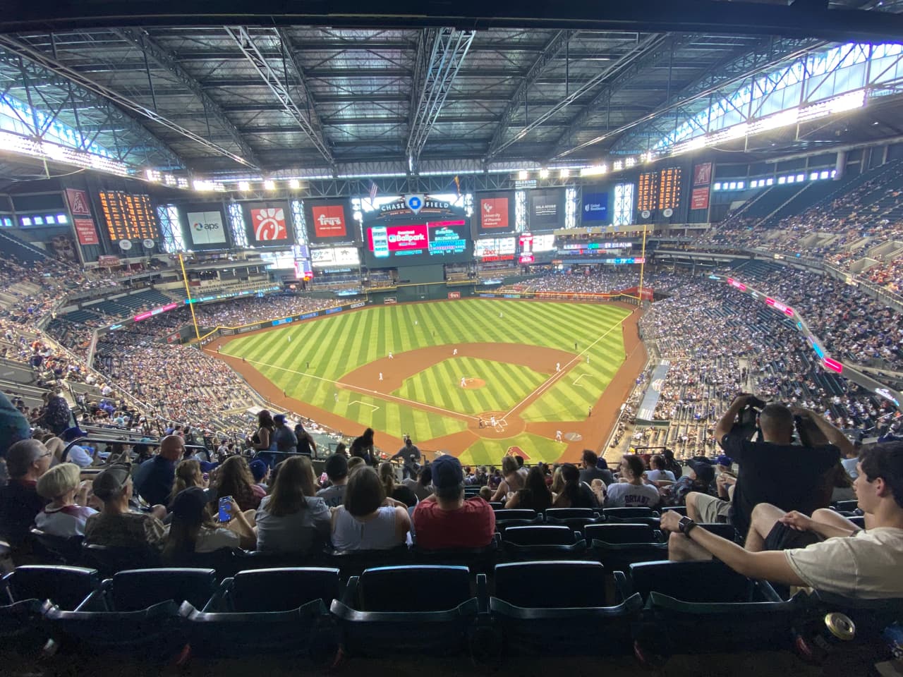 DiamondBacks vs LA Dodgers, la fiesta del béisbol que se vivió en las calles de Phoenix. Panoramica del estadio al que acudieron cientos de aficionados.