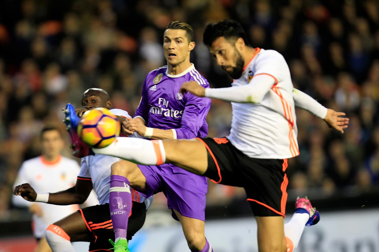 El central Ezequiel Garay también suena con fuerza para pasar a Juventus y suplir la carencia en esa zona del equipo de Turín.