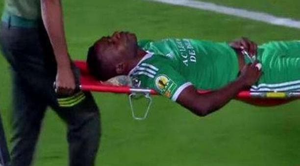 Futbolista africano podría quedar parapléjico por terrible caída durante un partido 
