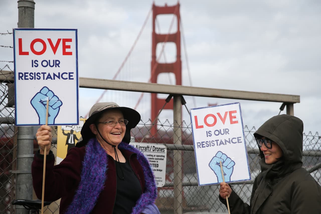 Miles de personas se reunieron en el Golden Gate Bridge en San Francisco este 20 de enero de 2017 para unir sus manos y mostrar unidad en respuesta a la juramentación de Donald Trump como el nuevo presidente de Estados Unidos.