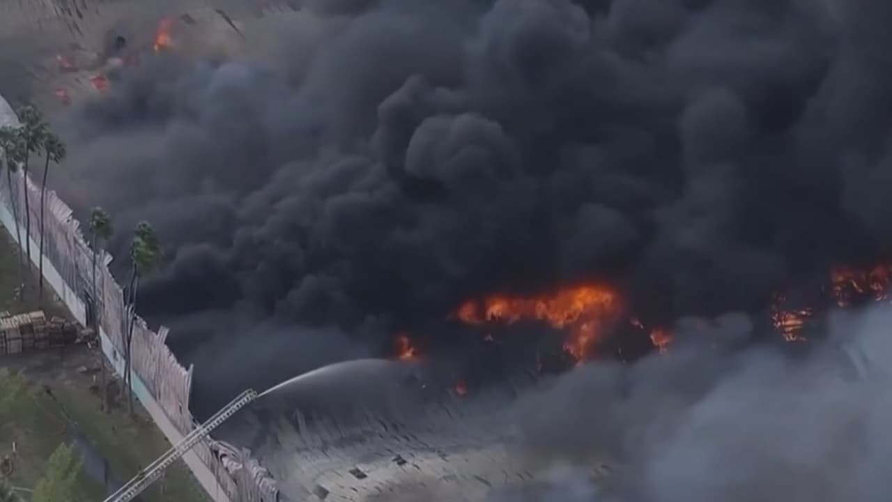 Incendio en almacén del noroeste de Miami-Dade produce grandes daños