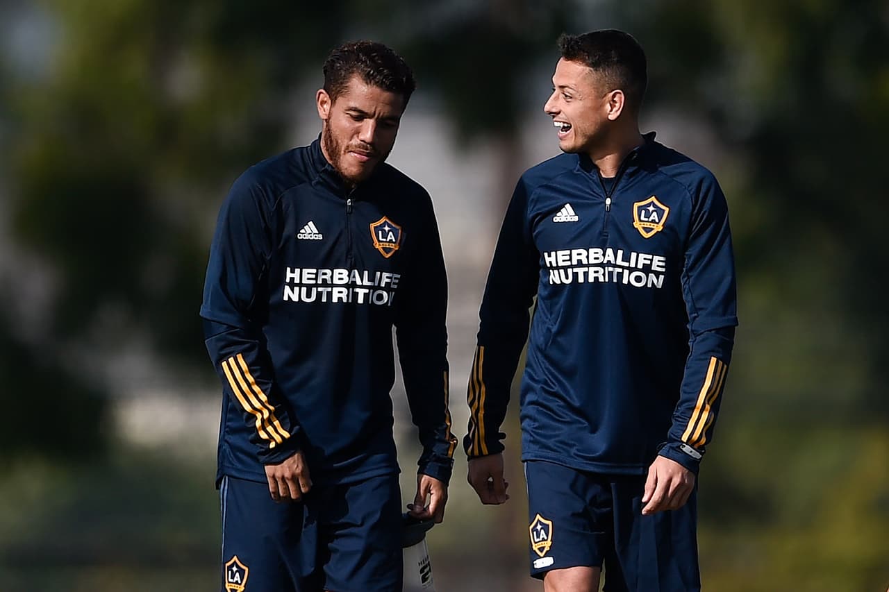 ¡Jona arropa a Chicharito!