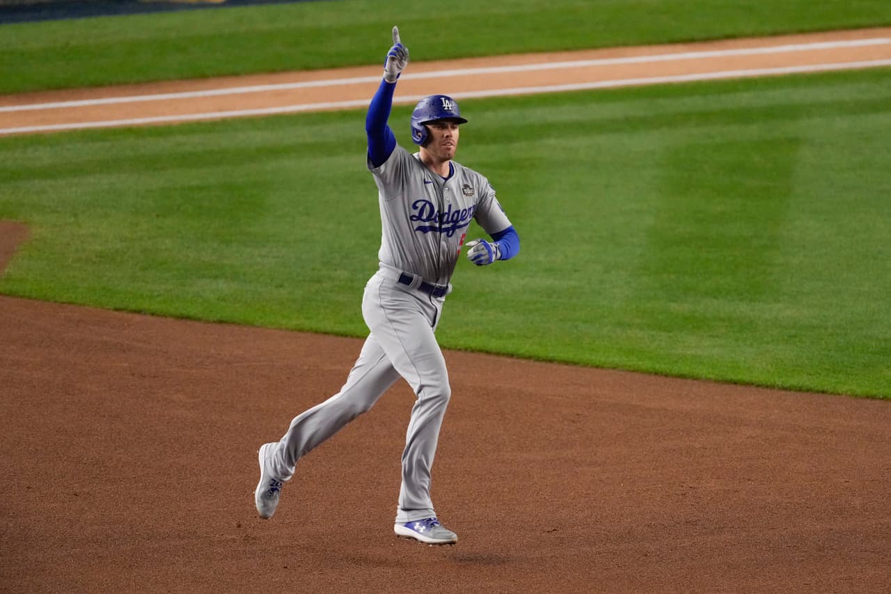 <h2 class="cms-H2-H2">8. <b>Freeman logra una nueva marca</b></h2>
<br>
<br>Nuevamente 
<b>Freddie Freeman sacudió un batazo fuera de la cerca</b> que produjo dos carreras en el primer inning, con lo que se convirtió en el primer jugador en conectar jonrones en los primeros cuatro juegos de una Serie Mundial.