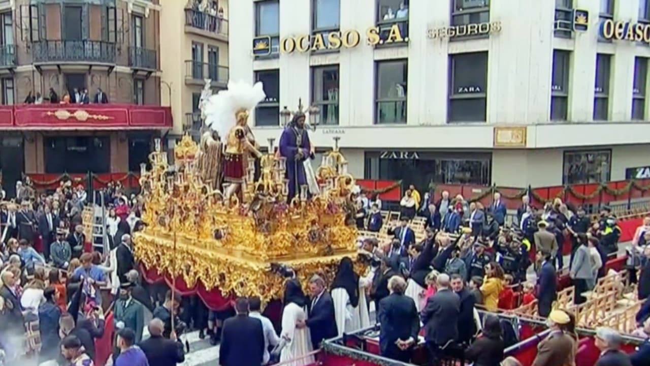 La lluvia frustra el tradicional recorrido de Semana Santa de las hermandades en Sevilla, España