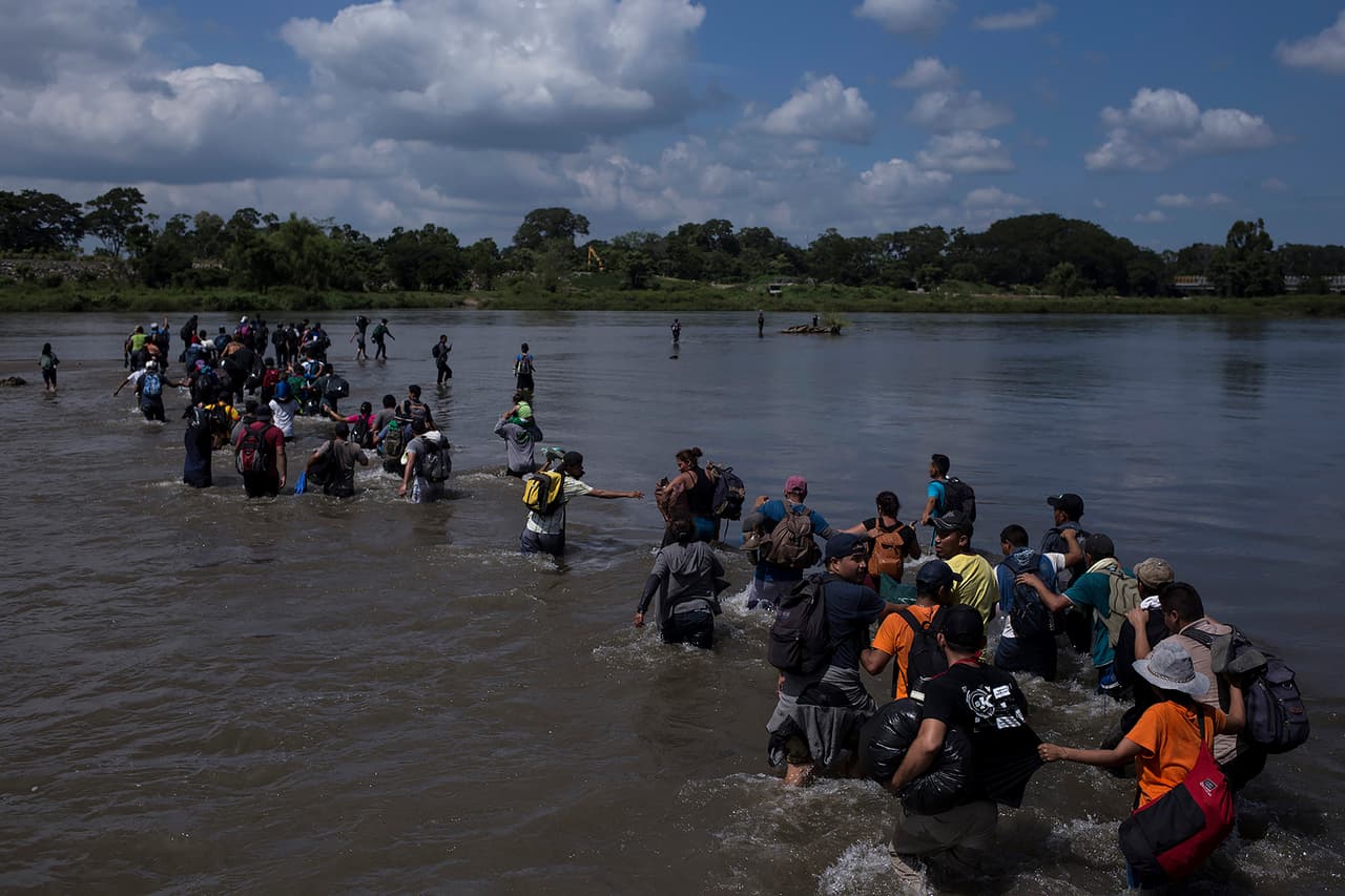 Al otro lado del río una patrulla de agentes federales les esperaba. Nada qué hacer para ellos. Al fondo se escuchaba una grabación que repetía que todo el que ingresara de forma irregular sería deportado. 
<i>“El gobierno de México reitera las disposiciones para solicitar refugio si considera que su vida e integridad corren riesgo”</i>, decía el mensaje. Una hora después, cerca del mediodía, la caravana había cruzado.