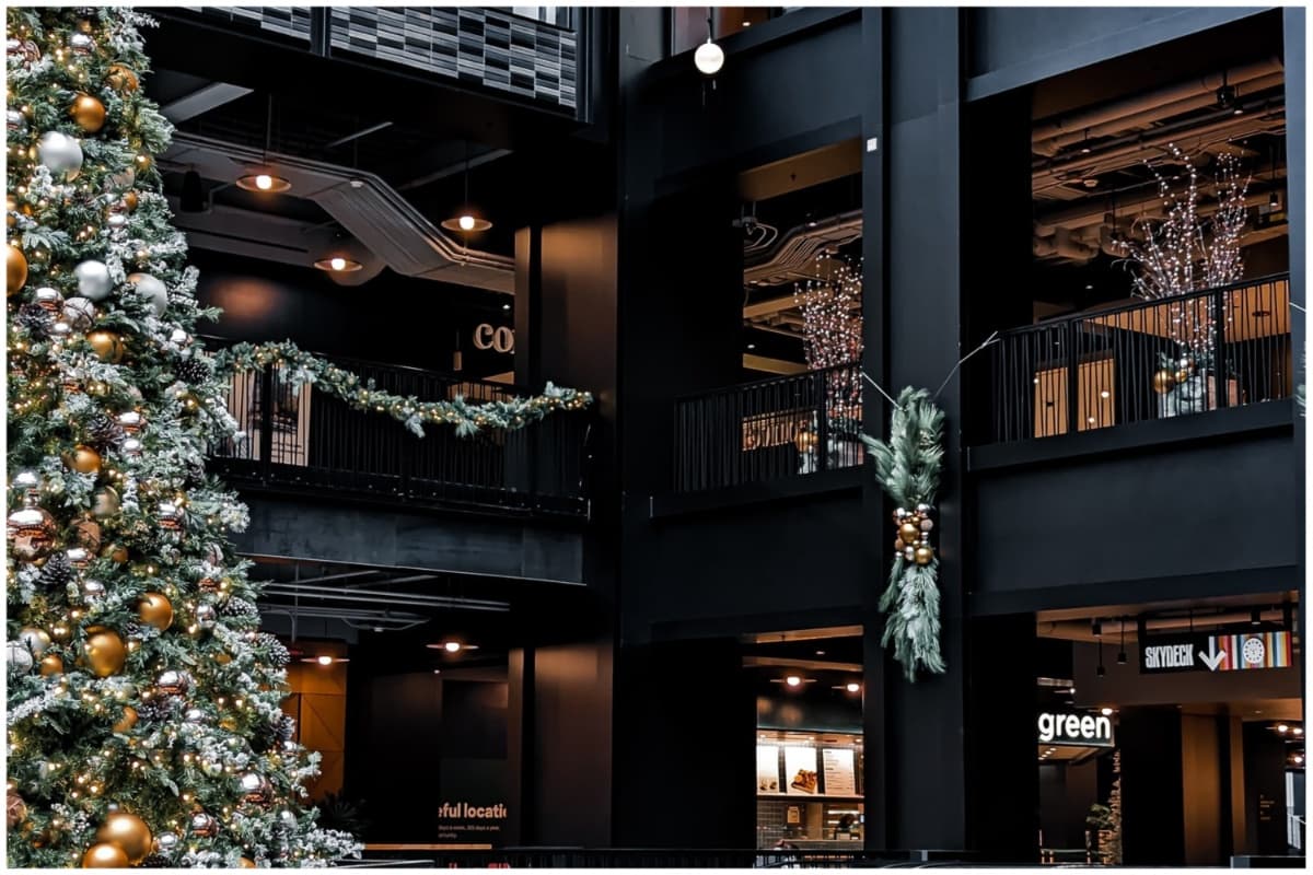 Sin necesidad de pagar algo, otro lugar para ver alumbrado navideño es en
<b>Willis Tower, </b>en el 233 S Wacker Dr. Los adornos y árboles de navidad logran recrear un gran ambiente, además desde el mirador, que si tiene un costo podrán ver todos los alumbrados que estén alrededor.