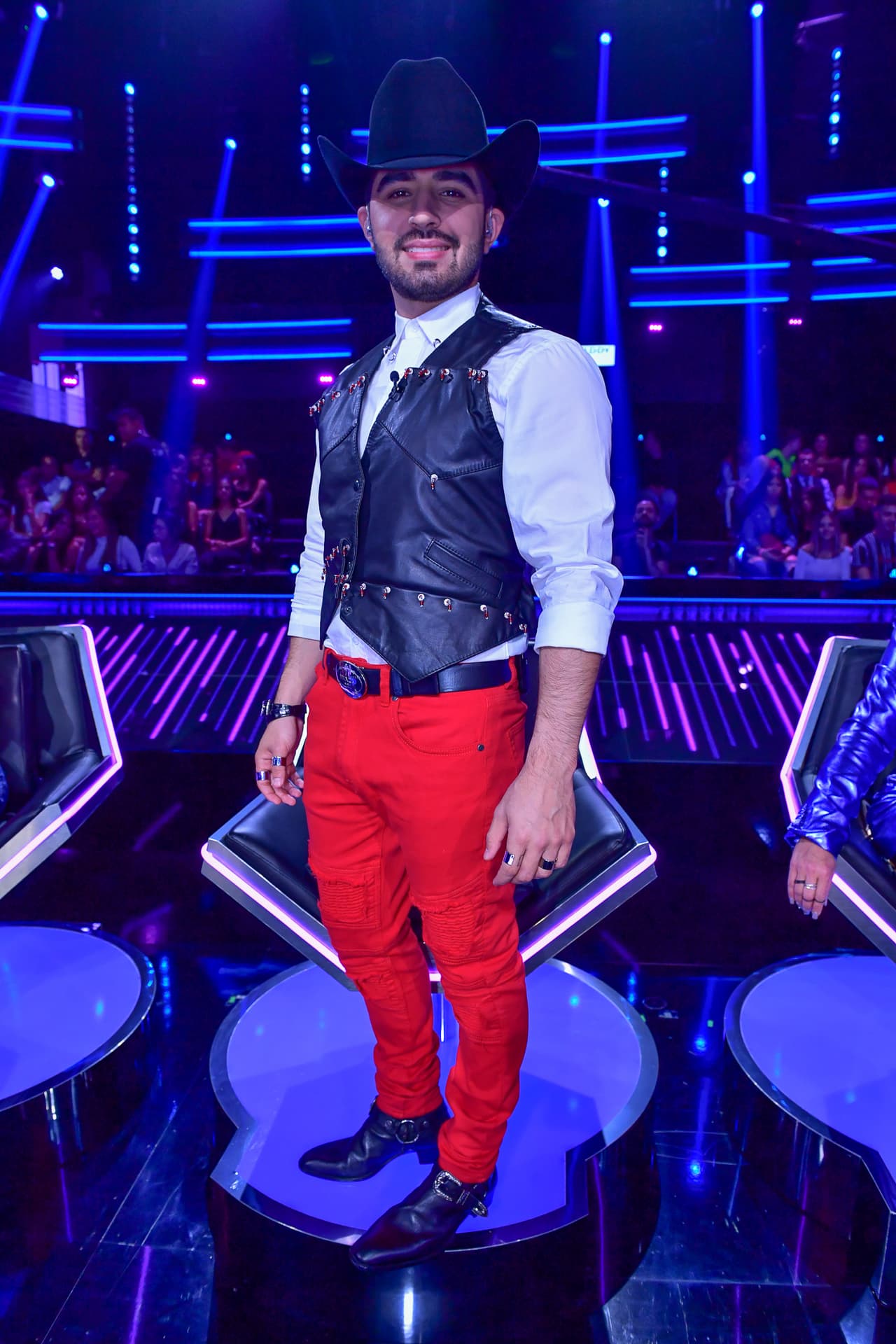 En esta ocasión, el estilista del cantante, Jorge Astorga, envió toda la atención a los pantalones rojos Dsquared2 porque son "rojo pasión". Claro que también a las botas Saint Laurent y al sombrero Presidente.