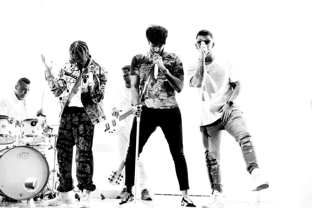 Aunque aquí se les ve completamente enfocados en su presentación, entre ensayos el trío de amigos estuvo leyendo en el celular de Yatra la letra del tema que lanzarán mañana, para refrescar un poco la memoria.