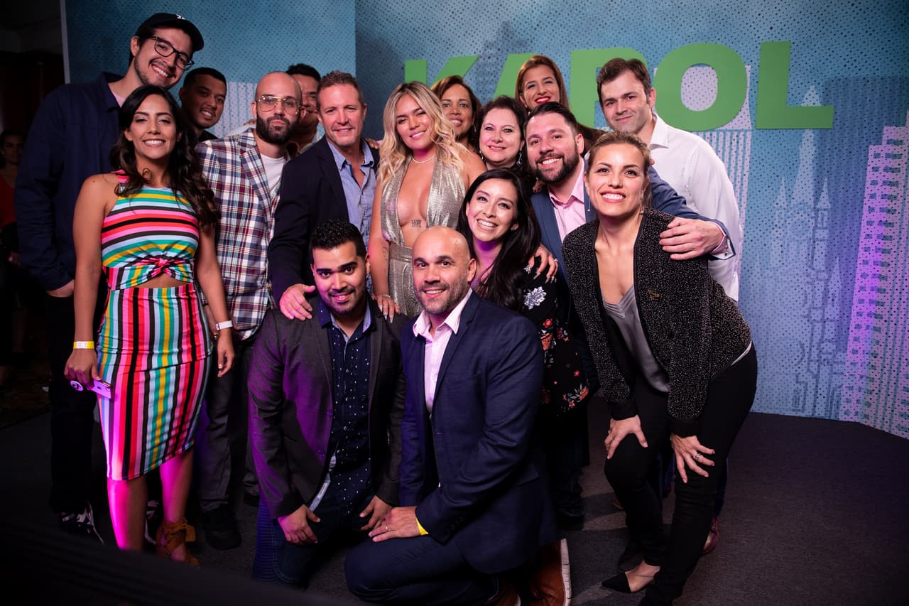 El equipo del documental, una producción del área de Entretenimiento de Univision Digital, posa con Karol G