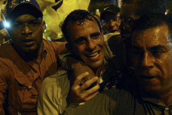 Capriles encabezó una caminata nocturna por una importante avenida que atraviesa los municipios Sucre y Chacao, en el este caraqueño.