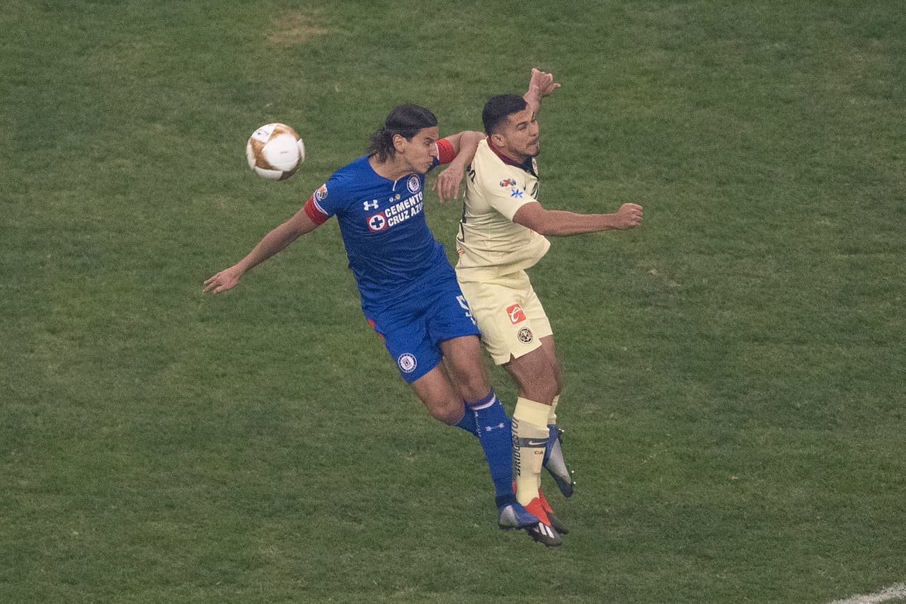 Igor Lichnovsky peleando el esférico en lo alto, debido a que las marcaciones estaban muy apretadas en los minutos iniciales, como si fueran rounds de estudio.