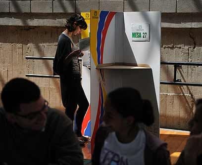 ¿Cuántos elegirán?Y no es para menos. Unos 29.9 millones de colombianos cumplen con los requisitos para hacer valer el derecho de sufragar. Serán instalados 10,000 puestos de votación, más de 70,000 mesas. Están también identificados los puntos de mayor conflicto; entre los 32 departamentos destacan Cauca, Nariño, Putumayo, regiones de Antioquía y Córdoba. En el caso de Bogotá, hay blindaje total.