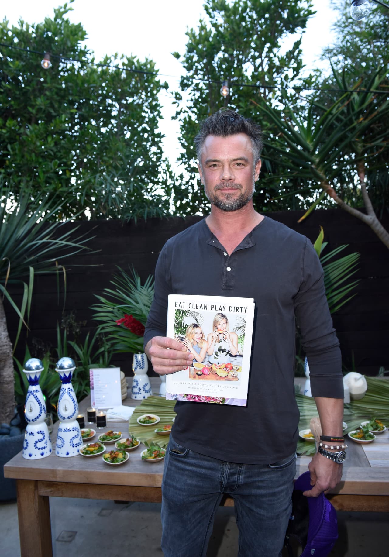 Por su parte, Josh vistió pantalón azul y una camisa color gris oscuro.