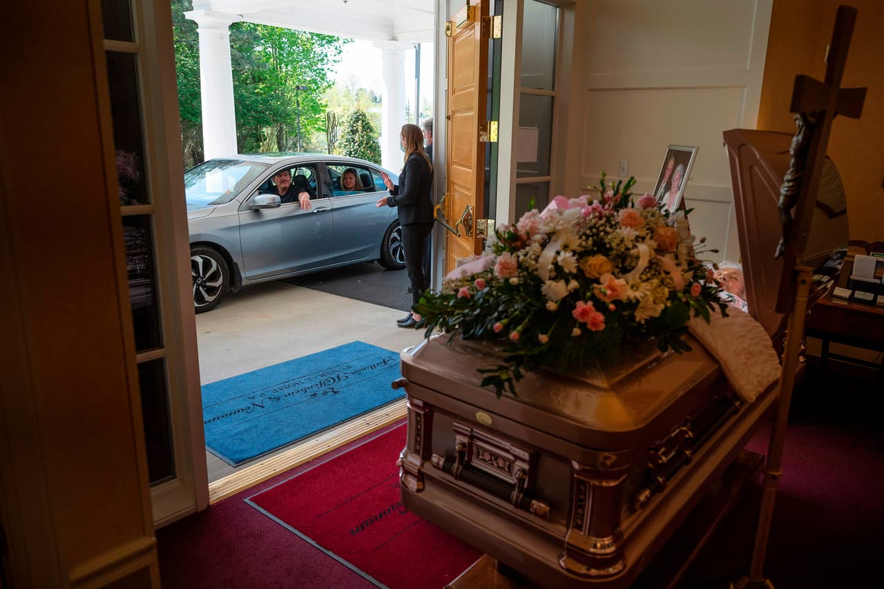 <b>Funerales. </b>Familiares y amigos de una mujer que falleció en Centerville, Maryland, le dieron el último adiós en ceremonia funeraria especialmente diseñada para ir en auto. Esta modalidad se ha practicado en varios estados desde que se establecieron las normas de distanciamiento. 7 de mayo.