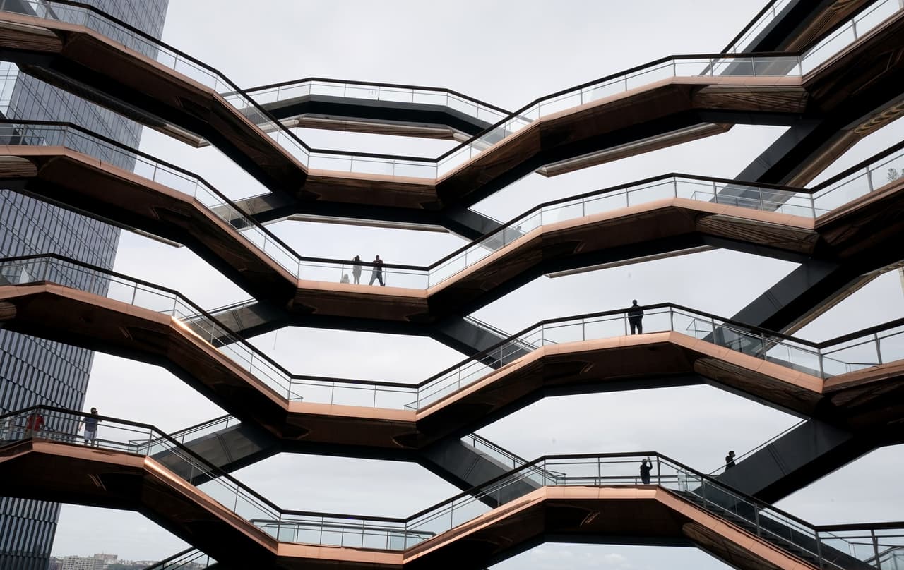 - Un hombre de 19 años de Nueva Jersey murió por suicidio en el sitio el pasado febrero.