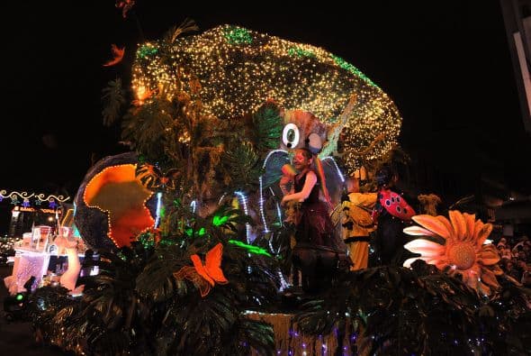 Costa Rica inicia las celebraciones de Navidad con el tradicional Festival de la Luz.