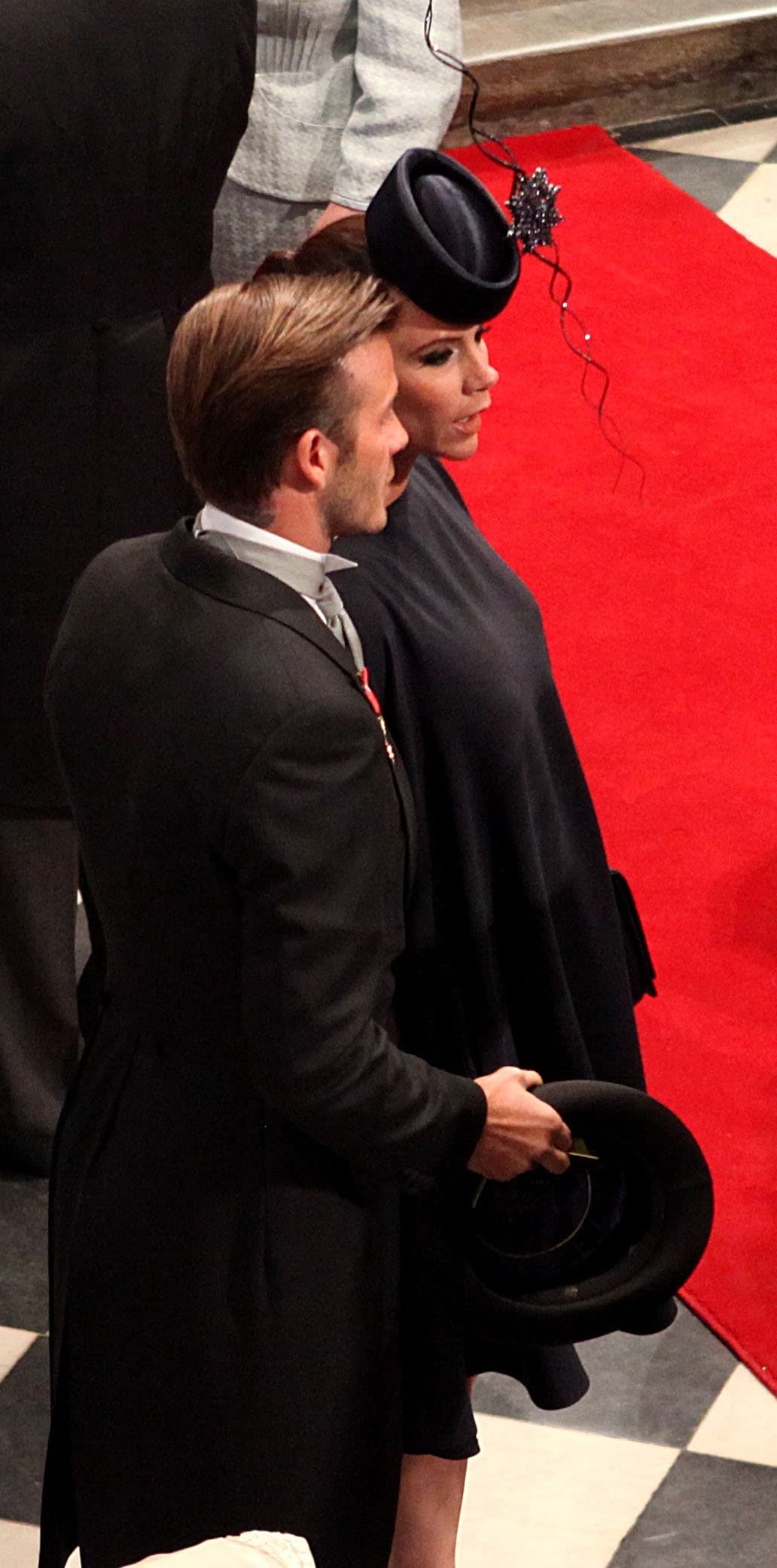 Su reacción fue sencilla y al grano: "Me gusta un poco de azul", dijo en entrevista con con Laura Craik, editora de modas diario londinense
<a href="https://www.standard.co.uk/lifestyle/london-life/victoria-beckham-royal-wedding-meghan-and-harry-a3845606.html ">Evening Standard</a>. "Fue un alivio no estar inmensamente embarazada en esta boda real y poder elegir lo que me quería poner", añadió.