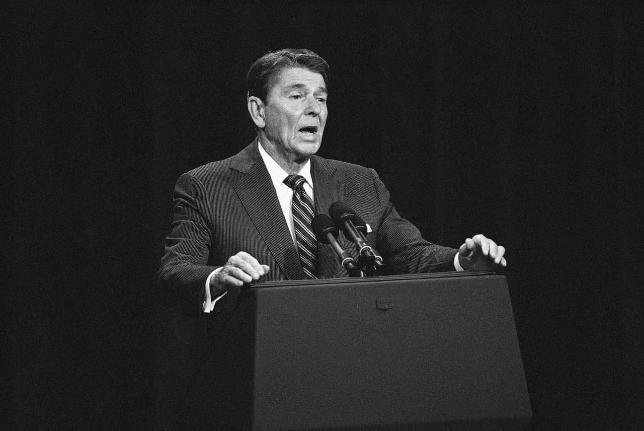 El presidente Ronald Reagan durante el debate en Kansas City, el domingo 21 de octubre de 1984. Este fue el último debate de la campaña electoral de 1984.