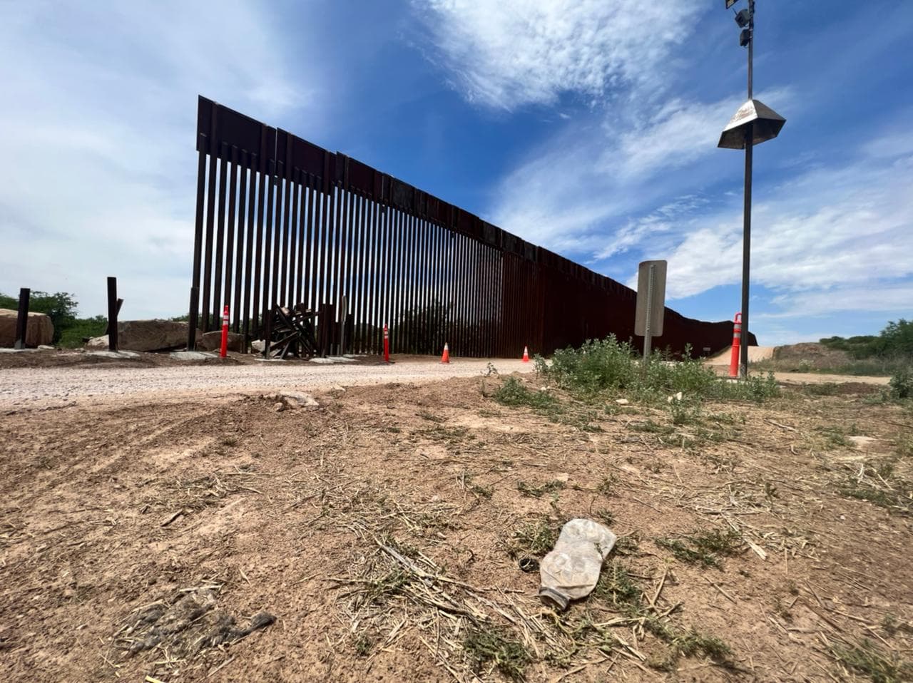 Datos revelan que, de 2001 a 2021, autoridades recuperaron 
<b>más de 2 mil 330 cadáveres </b>en esta parte del desierto, de aquellos que fueron vencidos por la naturaleza en su largo viaje.