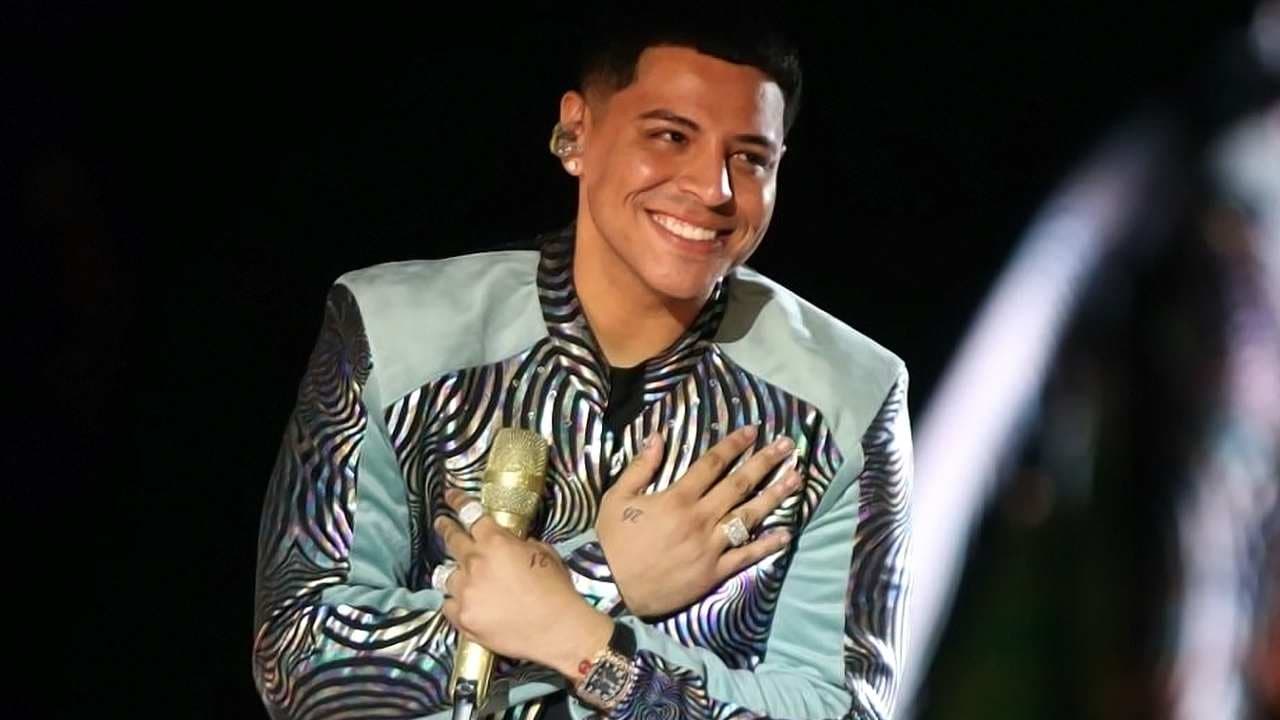 Eduin Caz anuncia que venció al cáncer frente a una multitud de 300 mil personas