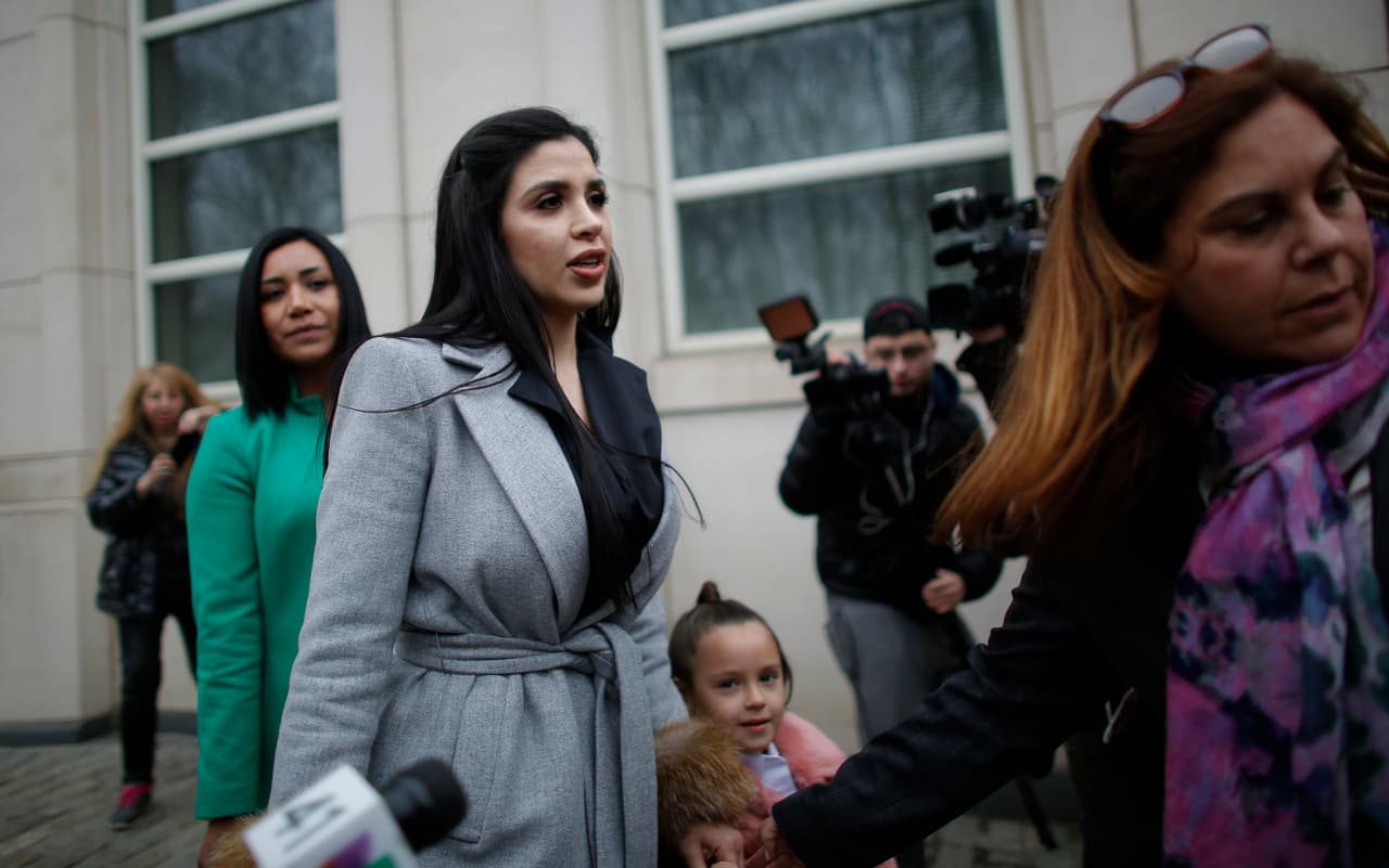 Emma contrajo matrimonio con Guzmán Loera en 2007, con lo que se convirtió en su tercera esposa y madre de sus hijas gemelas María Joaquina y Emali Guadalupe, quienes también han asistido a las audiencias de su padre.