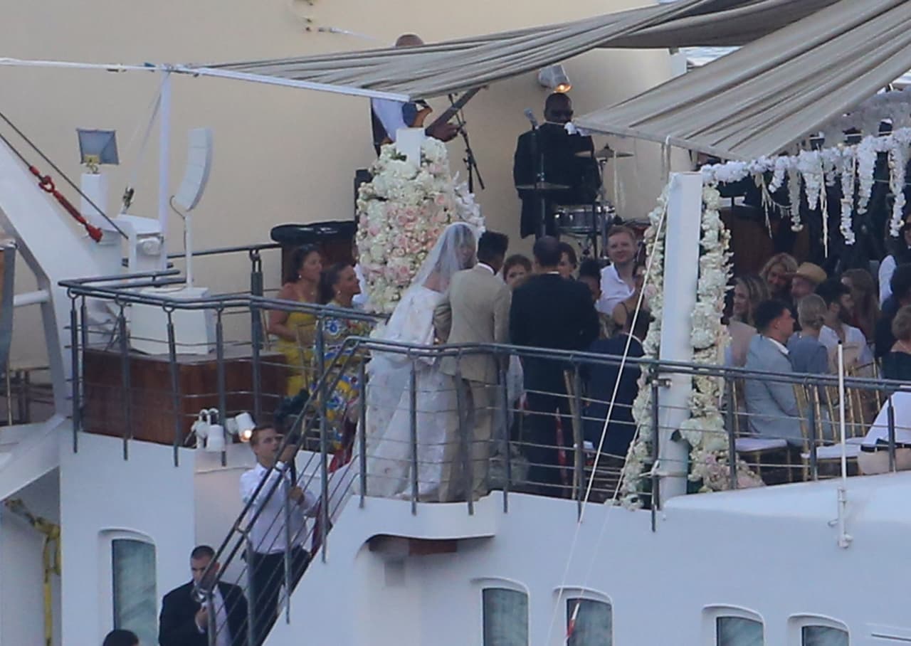 Heidi Klum se arregló el velo y de inmediato procedieron a la ceremonia.