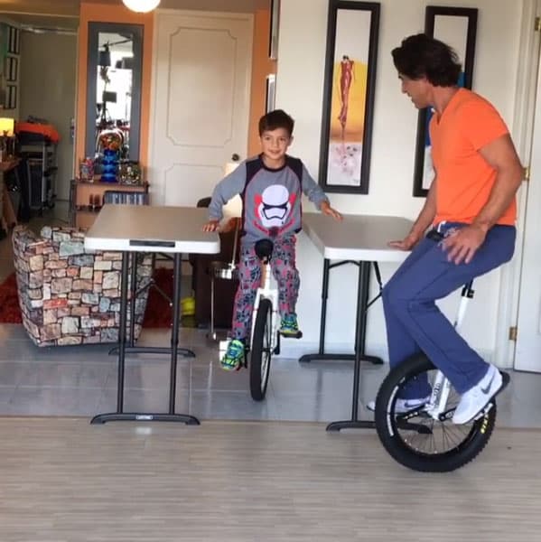 Aquí le está enseñando a montar el monociclo.