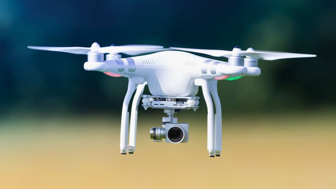 <a href="https://www.univision.com/temas/drones" target="_blank">Los drones han revolucionado tanto el ámbito personal como el profesional</a>, permitiendo
<b> desde capturar vistas aéreas hasta facilitar tareas comerciales</b>. Pero hay
<b> regulaciones específicas para su uso, especialmente en Texas.</b> Esta guía práctica te ayudará 
<b>a conocer las reglas y requisitos necesarios para volar tu dron de manera segura y legal </b>en este estado.