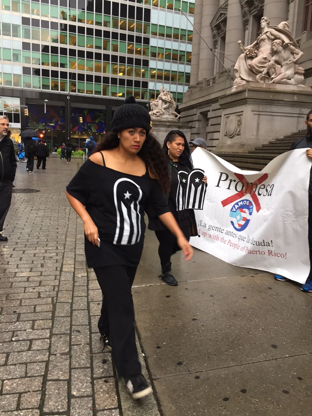 Desde tempranas horas de la mañana, decenas de personas se dieron cita en las afueras del edificio Alexander Hamilton del Servicio de Aduanas, como en San Juan, donde la Policía ha detenido a cinco personas.