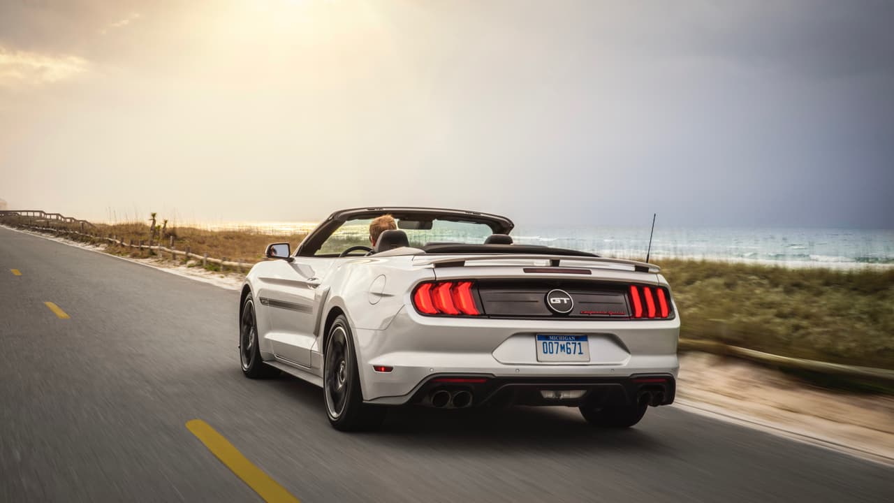 En la parte trasera del nuevo Ford Mustang GT California Special 2019, se distingue el medallón negro falso, que recuerda a la antigua toma para repostar combustible en los antiguos modelos Mustang de los años 60 y 70, así un alerón muy retro pero que luce extrañamente bien y apropiado. Un emblema con
<b> letras cursivas</b> en color rojo con la frase 'California Special' es la otra novedad de la retaguardia.
<br>
<br>Ninguna de estas mejoras hace que el auto corra más rápido, pero son definitivamente distintivas y dejan saber que se trata de una versión especial.