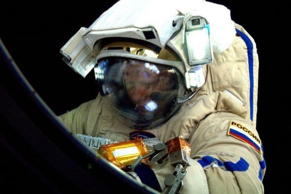 Aqui Eleg Artemyev se prepara para una caminata en el espacio. Fotos tomadas de Twitter.