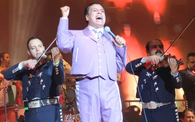 Con “Amor eterno”  Juan Gabriel en una de sus últimas noches con latinos en Nueva Jersey
