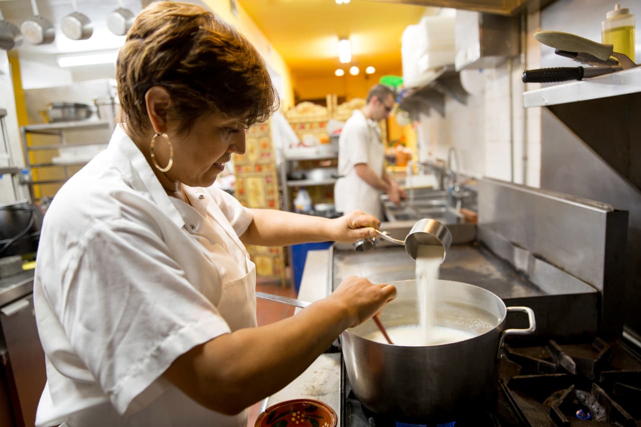 Para Cristina la cocina se ha convertido en una forma de recuperar el valor de sus raíces a través de la comida. Aquí prepara atole, una bebida de origen prehispánico.
