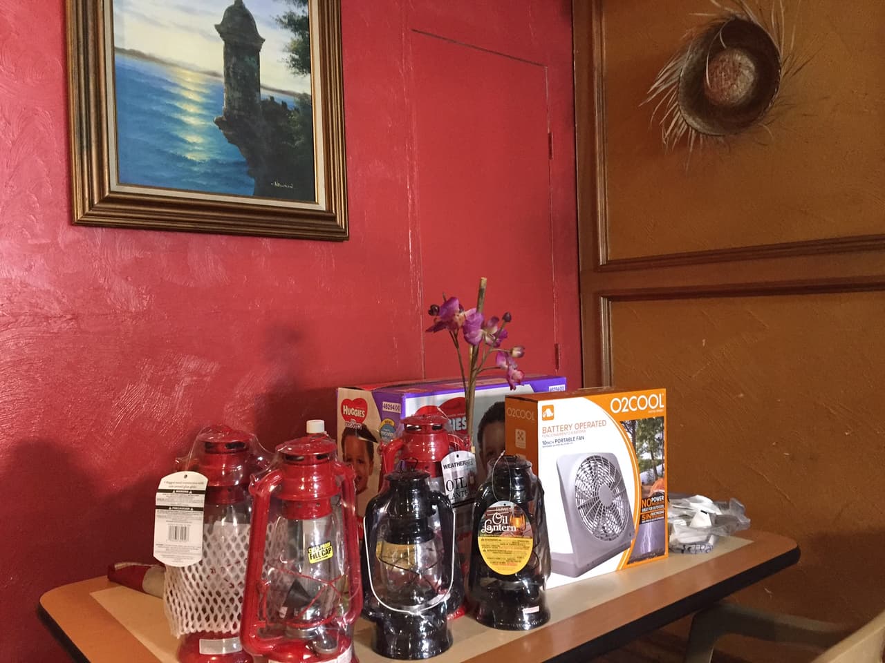 Raquel está reuniendo linternas y otros productos para su familia. El fin de semana también tendrán un camión para recolectar productos en alianza con una organización local.