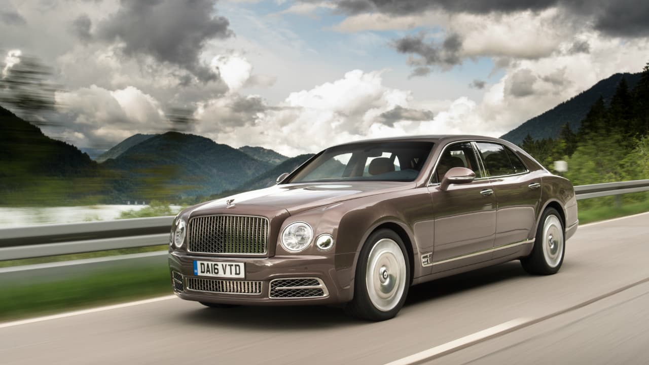 No es el más veloz de esta lista, 
<b>se trata de un V8 con 530 caballos de fuerza y 812 libras pie de torque</b>, el consumo de gasolina es muy elevado comparado con lo que ofrecen los V12 de esta lista.