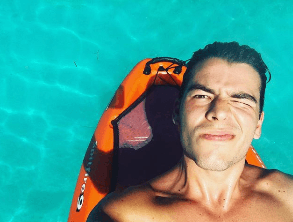 Actualmente, Manolo tiene 27 años. Además, hace un par de años concluyó sus estudios universitarios en dirección y producción de cine en el Emerson College ubicado en Boston.