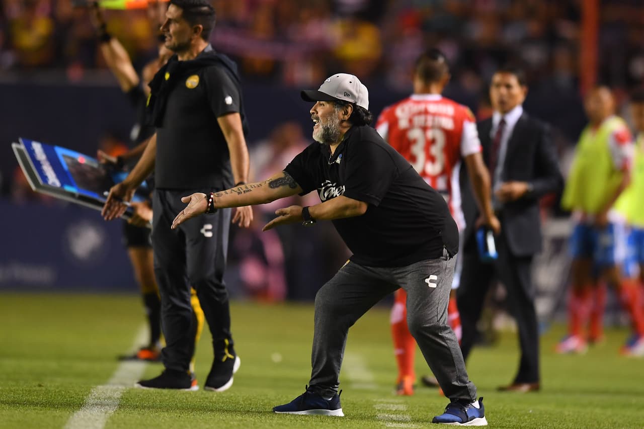 Con desespero, el técnico Diego Armando Maradona dio indicaciones para que Dorados se acercara al gol del empate.