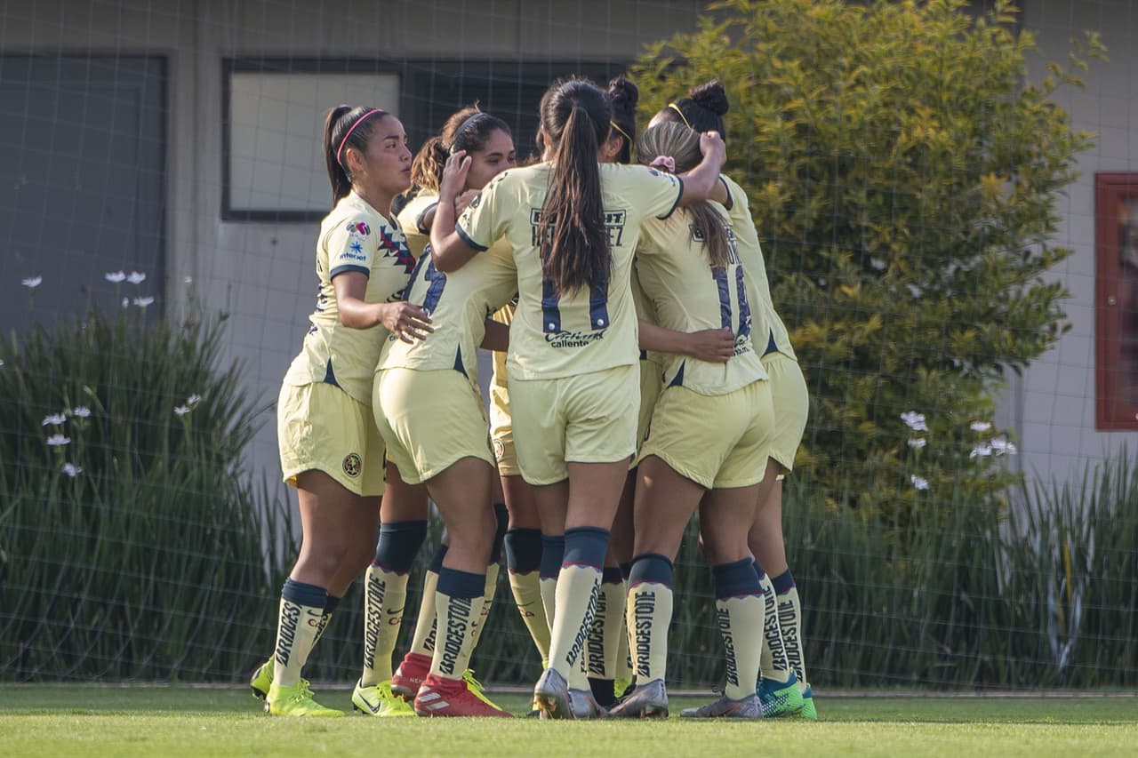 Las jugadoras del América celebran el tanto que les da la ventaja en el encuentro.