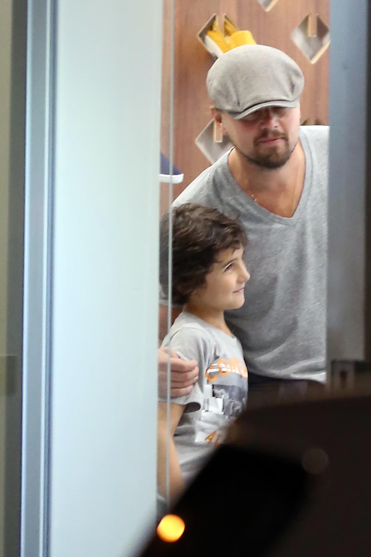 Se sacó foto con este pequeñín que se acercó a saludarlo.