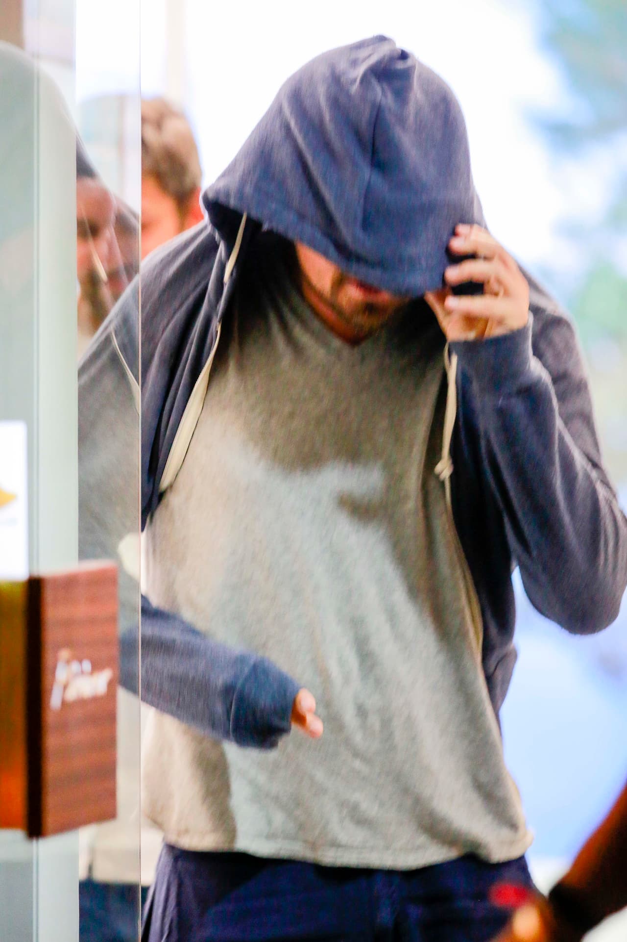 Saliendo de la tienda, hizo todo lo posible para que no lo retrataran.