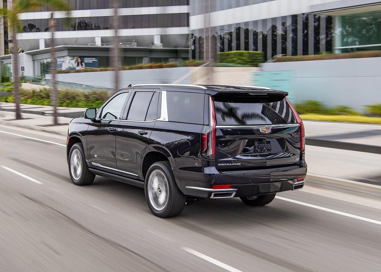 Esta mecánica le permite tener un consumo de gasolina de 14 mpg en ciudad y 19 mpg en carretera (5.95 – 8.08 km/l). Además, la capacidad en su tanque de gasolina es 28.3 galones (107 litros) ofreciendo una autonomía oficial desde 396 hasta 537 millas (634 – 860 kilómetros).
<br>