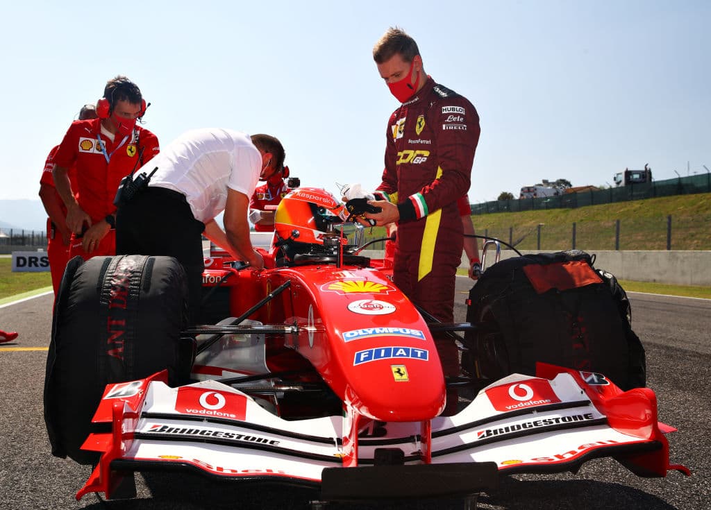 Lewis Hamilton se lleva el Gran Premio de la Toscana, sumando su sexta victoria de la temporada y la número 90 de su trayectoria. La carrera se vio accidentada por el Safety Car, provocando banderas rojas.