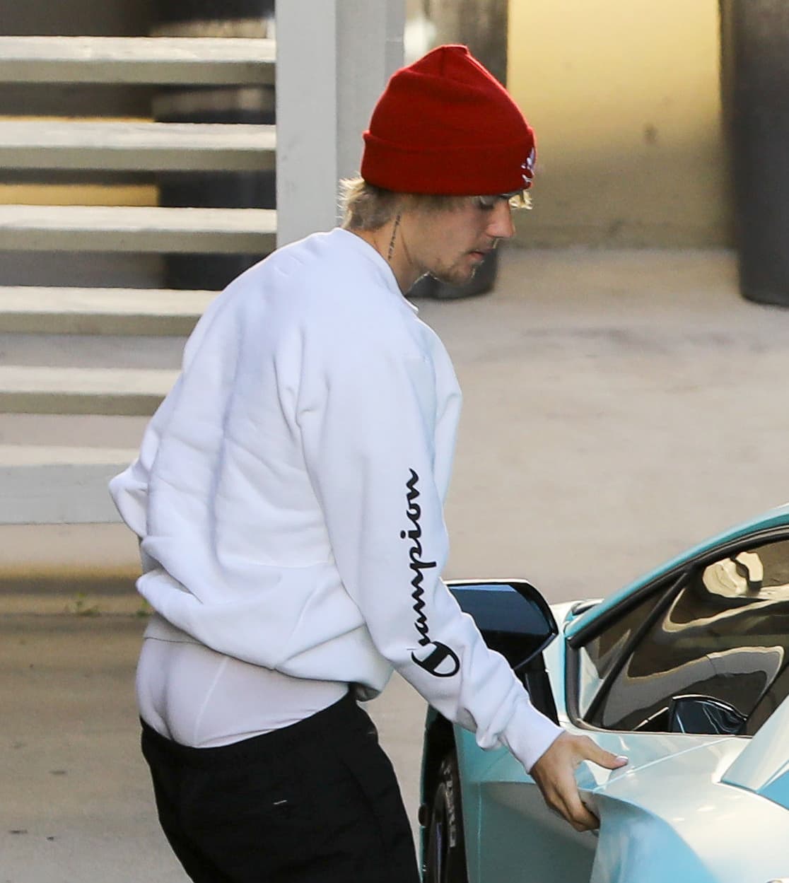 Después de un día ocupado, haciendo ejercicios y obras de caridad por las calles de Los Ángeles, el cantante Justin Bieber apareció en su Lamborghini azul presumiendo su fortalecido trasero.