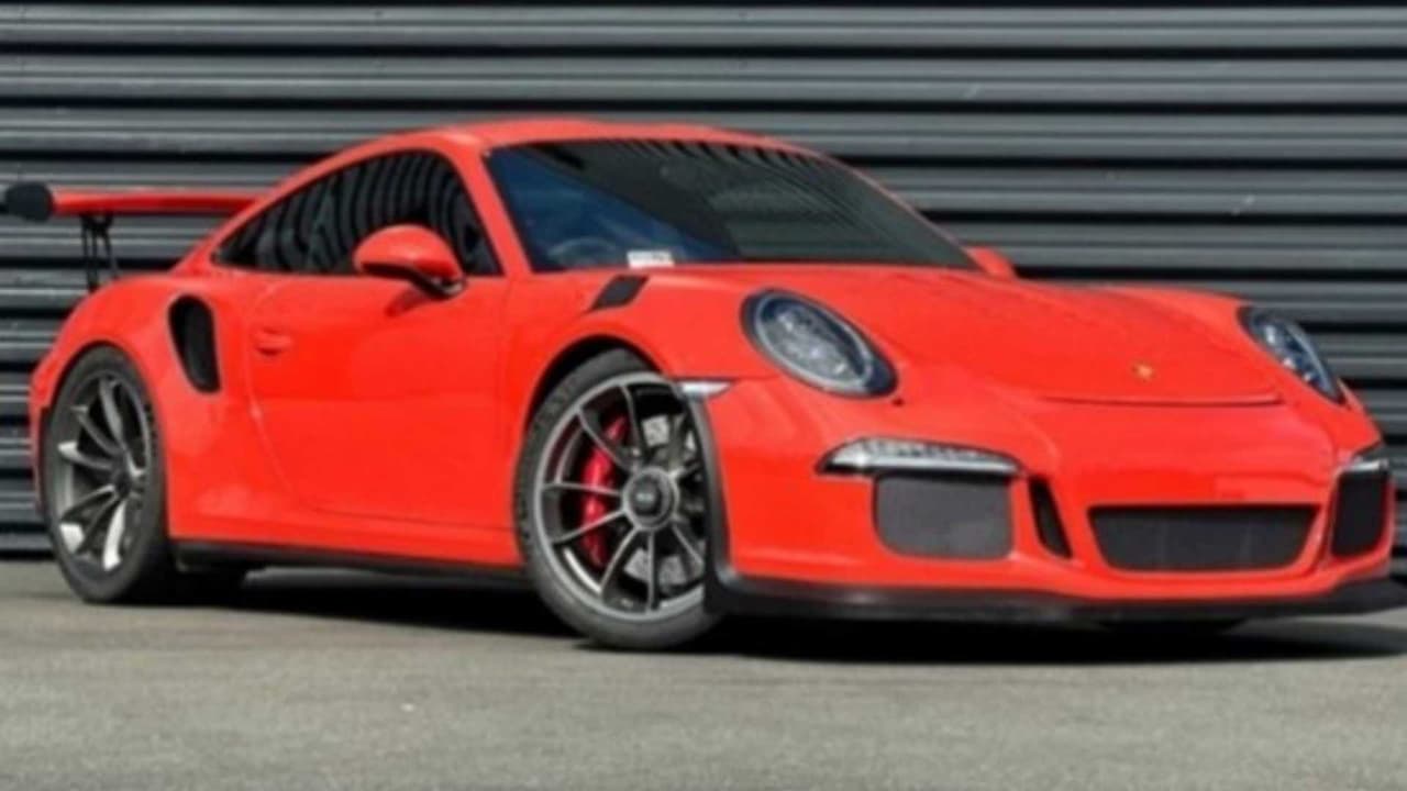 Este es uno de los vehículos Porsche robados de una concesionaria en Fremont.