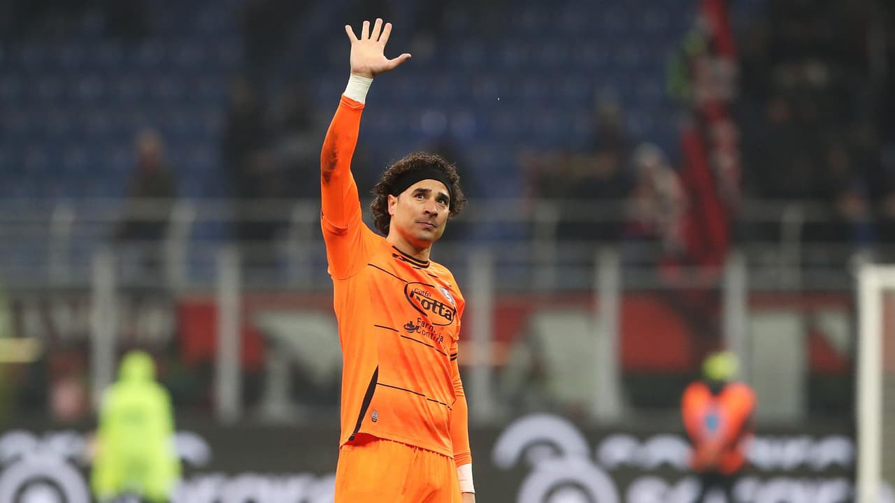 Memo Ochoa le hace un gran regalo a fans tras su partido ante Milán