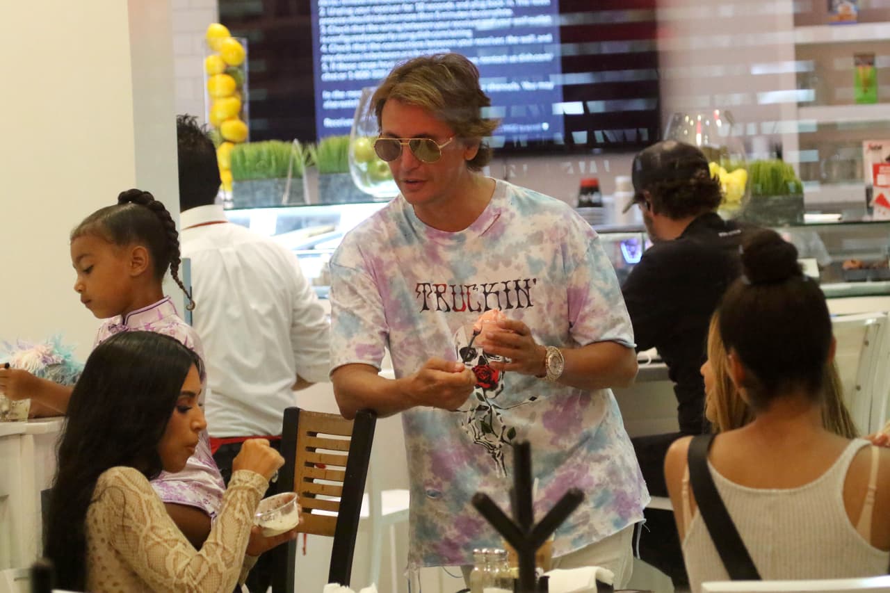 La esposa de Kanye West y su hija se sentaron separadas, por lo que, a pesar de haber acudido al mismo restaurante, no compartieron la mesa.
<br>