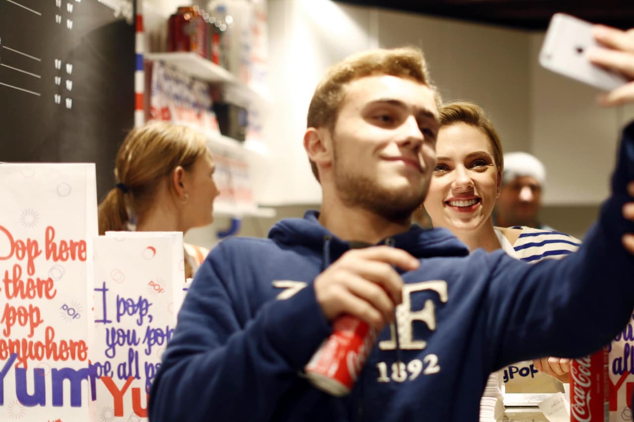 Algunos fans acudieron, compraron palomitas y hasta se llevaron su foto con la actriz.