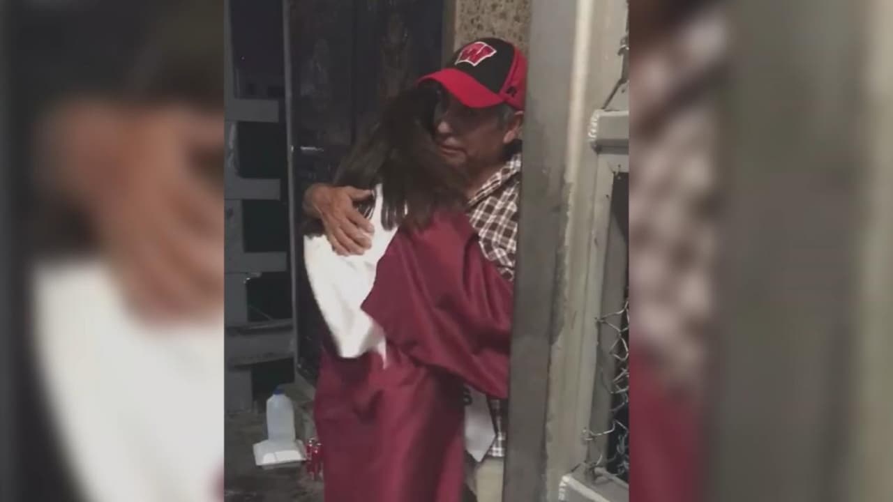 "No estuvo en todo momento, pero me vio graduada", dice la hija de un deportado que corrió con su diploma a abrazarlo en la frontera